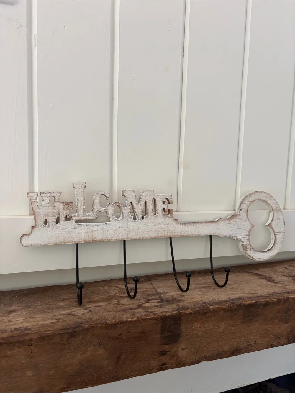 WELCOME Key Shaped Wall Hook Rack in Distressed White